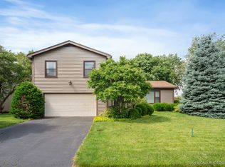 925 Valley View Trl, Carol Stream, IL 60188