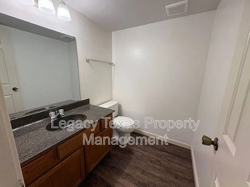 2 bed, 1.5 bath, 1000 sqft, $1,250 — Photo 4