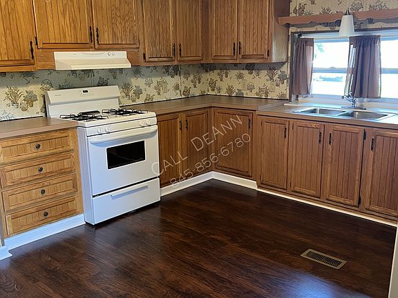 3rd image of 10 Greenwood Dr