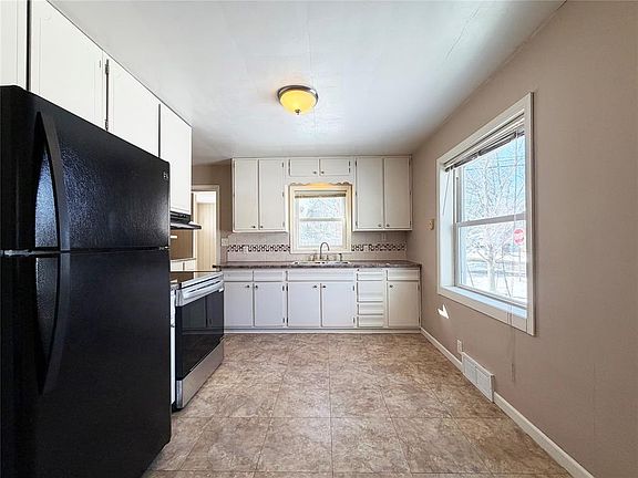 5th image of 35 Phipps Avenue