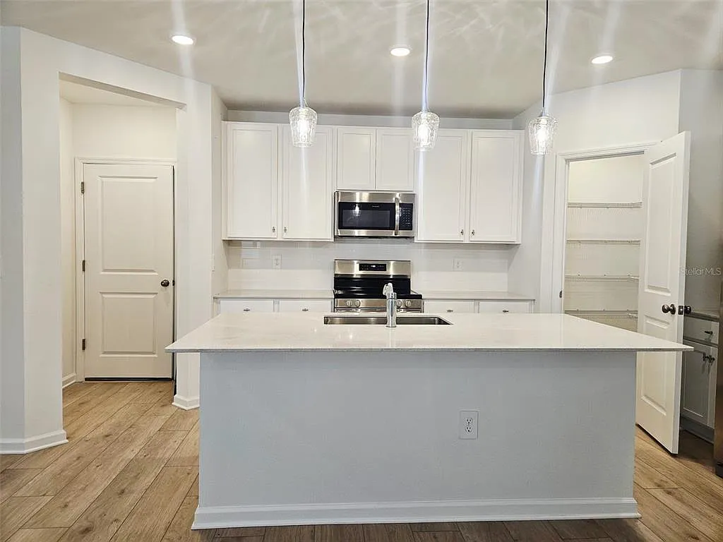 3 bed, 2.5 bath, 2614 sqft, $2,200 — Photo 2