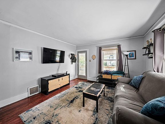 3rd image of 408 E Victoria St