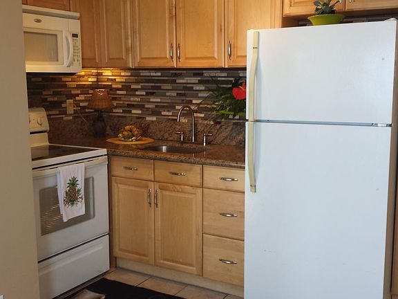 Full Kitchen, garbage disposal, icemaker, microwave