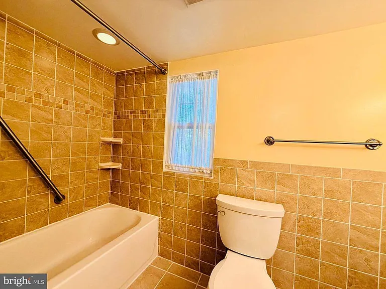 907 Heron Dr — Photo 15