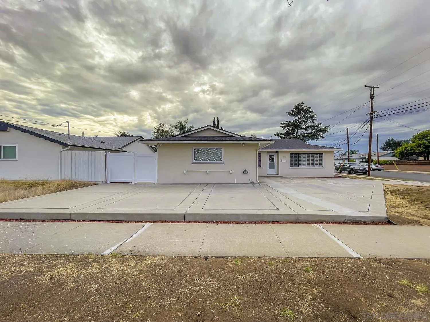 3 bed, 2.0 bath, 1232 sqft, $4,000 — Photo 2