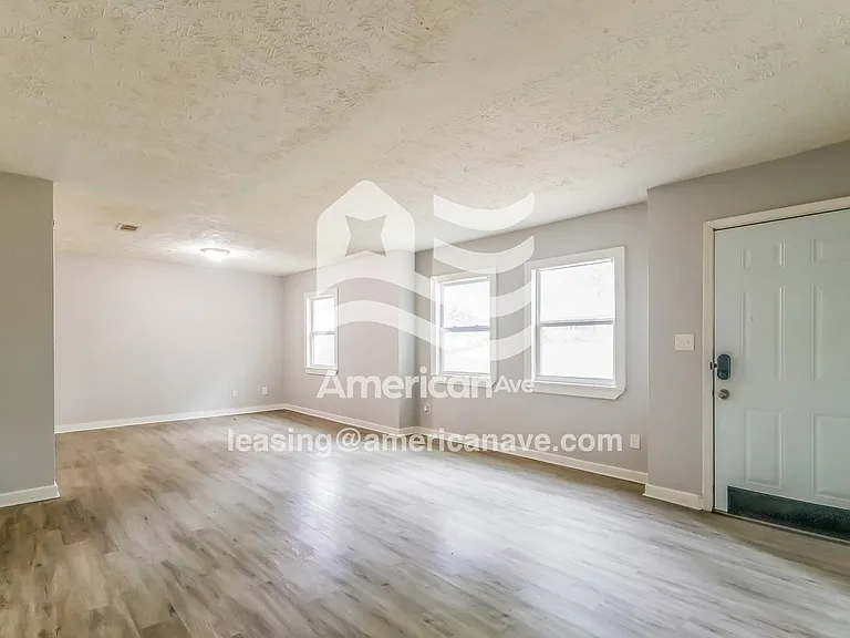 611565_003_living_room_3.jpg