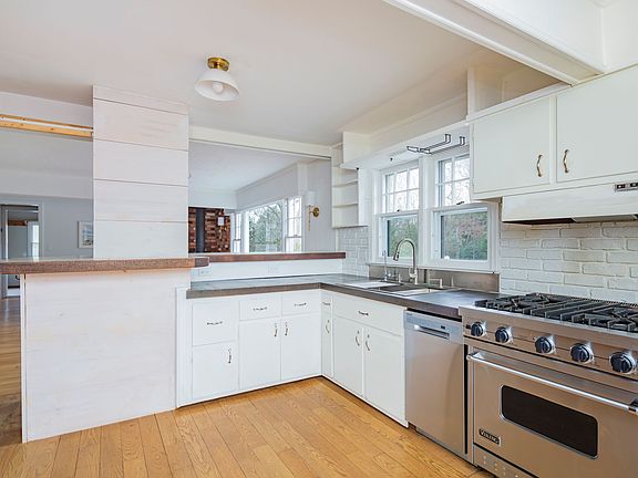 5th image of 39 Long Beach Ln