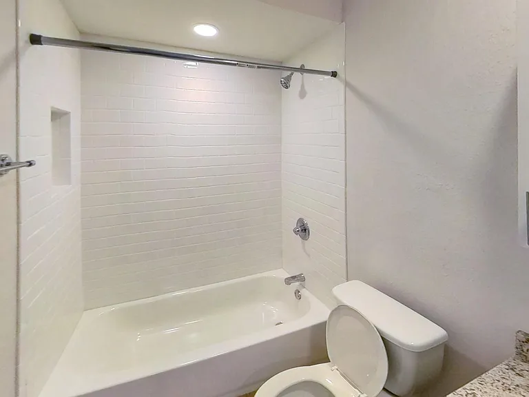 Bay Colony Apartments — Photo 14