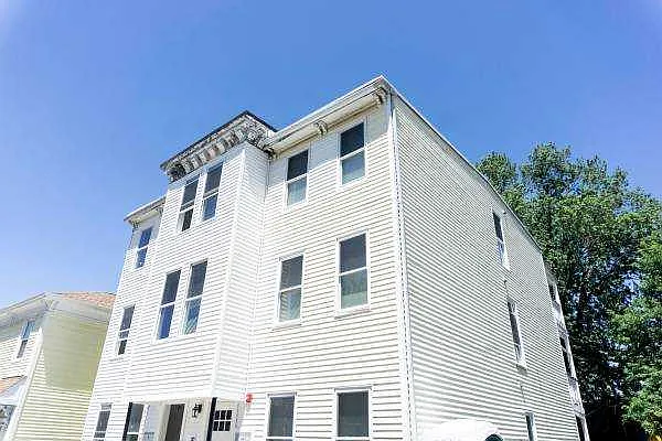3 bed, $2,695 — Photo 2