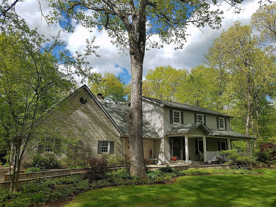 2nd image of 965 Summit Dr