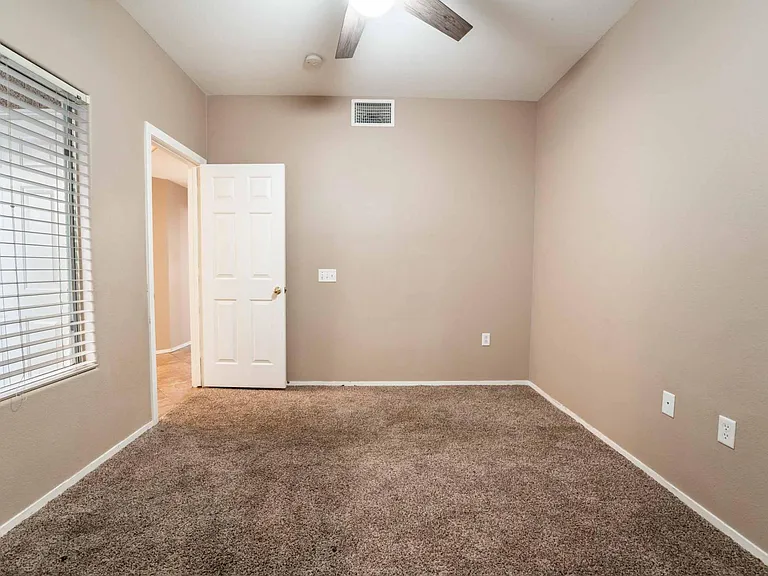 2000 Quartz Cliff St #104 — Photo 25