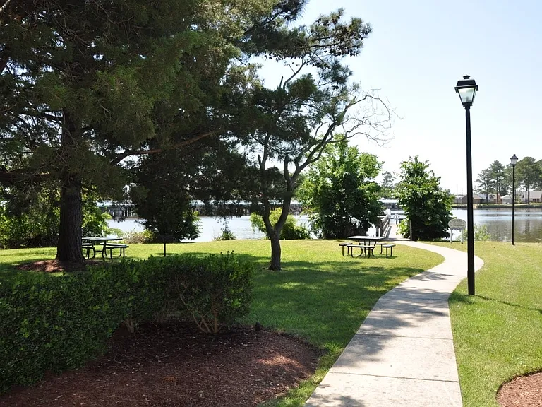 Shorewood Cove — Photo 3