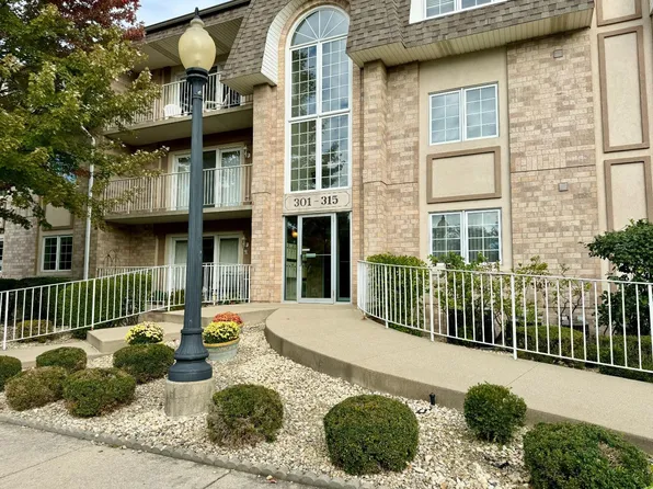 310 Swan Dr Unit 2-B, Dyer, IN 46311