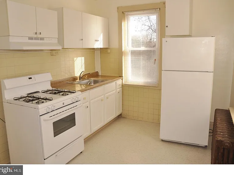 80 Norman Ave #B — Photo 2