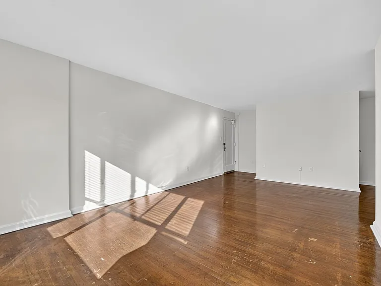1010 G St NE — Photo 7