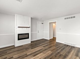 4206 64th St APT 2, Urbandale, IA 50322