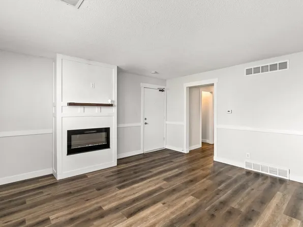4206 64th St APT 2, Urbandale, IA 50322