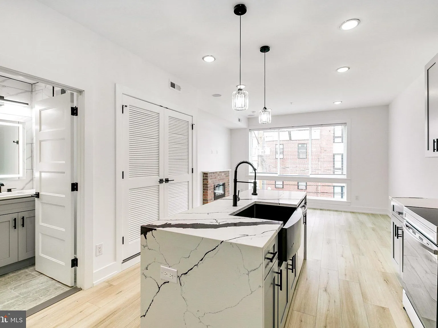 1 bed, 741 sqft, $1,350 — Photo 4