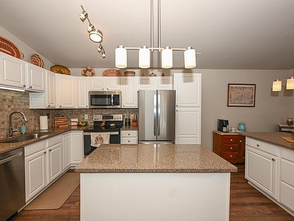 3rd image of 1111 North Sunnyslope DRIVE #201