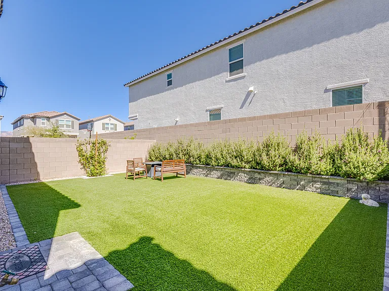 Lush Oasis Ave — Photo 26