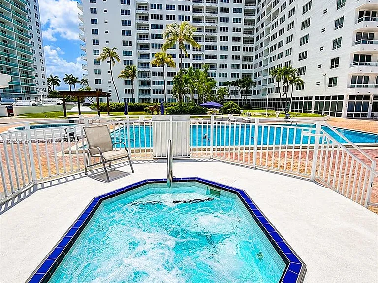 5005 Collins Ave #616 — Photo 4