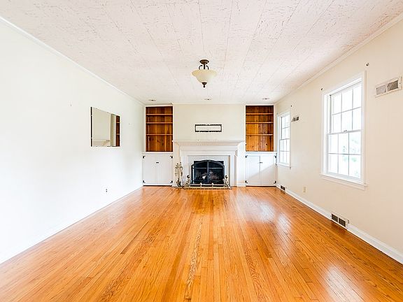 3rd image of 327 W 4th St