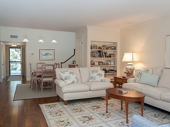 5th image of 433 Silver Moss Dr