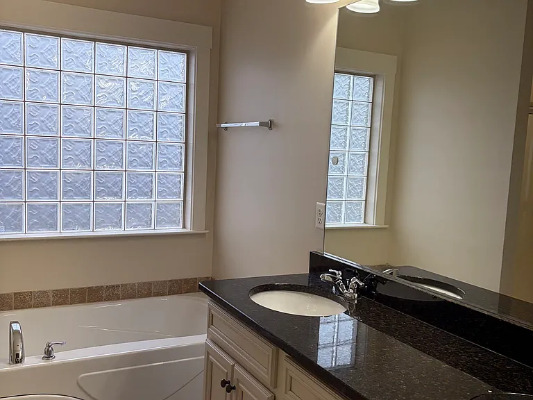 1045 Crawford Ct — Photo 7