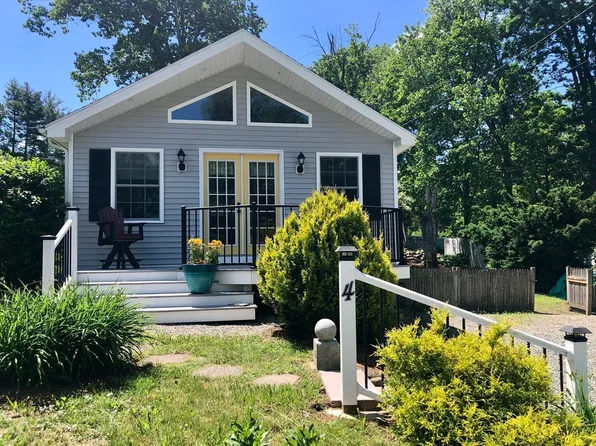 4 Lake Shore Dr, Wales, MA 01081