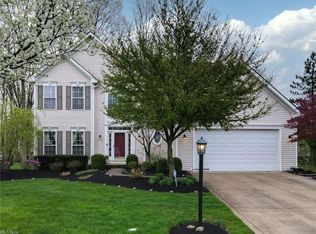 9089 Lakeview Dr, Olmsted Falls, OH