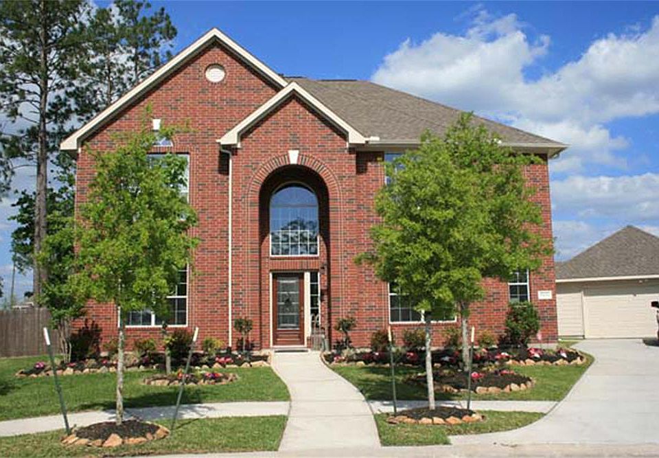 A cul-de-sac lot with curb appeal to entice the most discerning of taste. This home invites you in from
the first moment you see it.