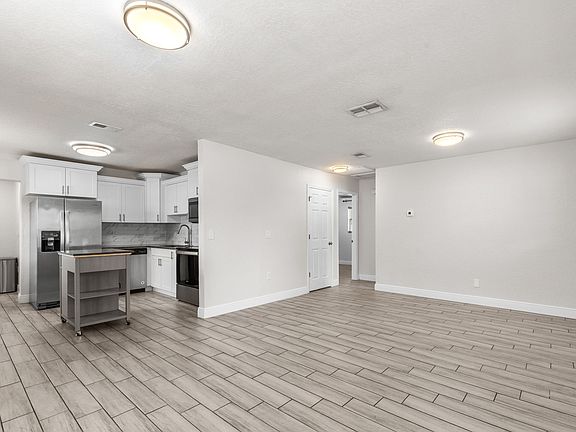 4th image of 3605 W Iowa Ave