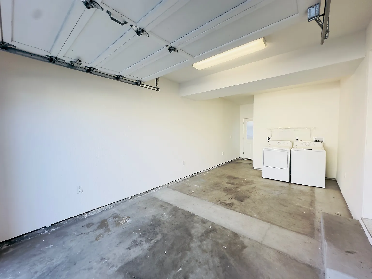 2 bed, 906 sqft, $3,595 — Photo 2