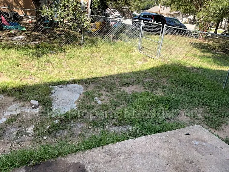 403 Hedgewood Dr #B — Photo 26