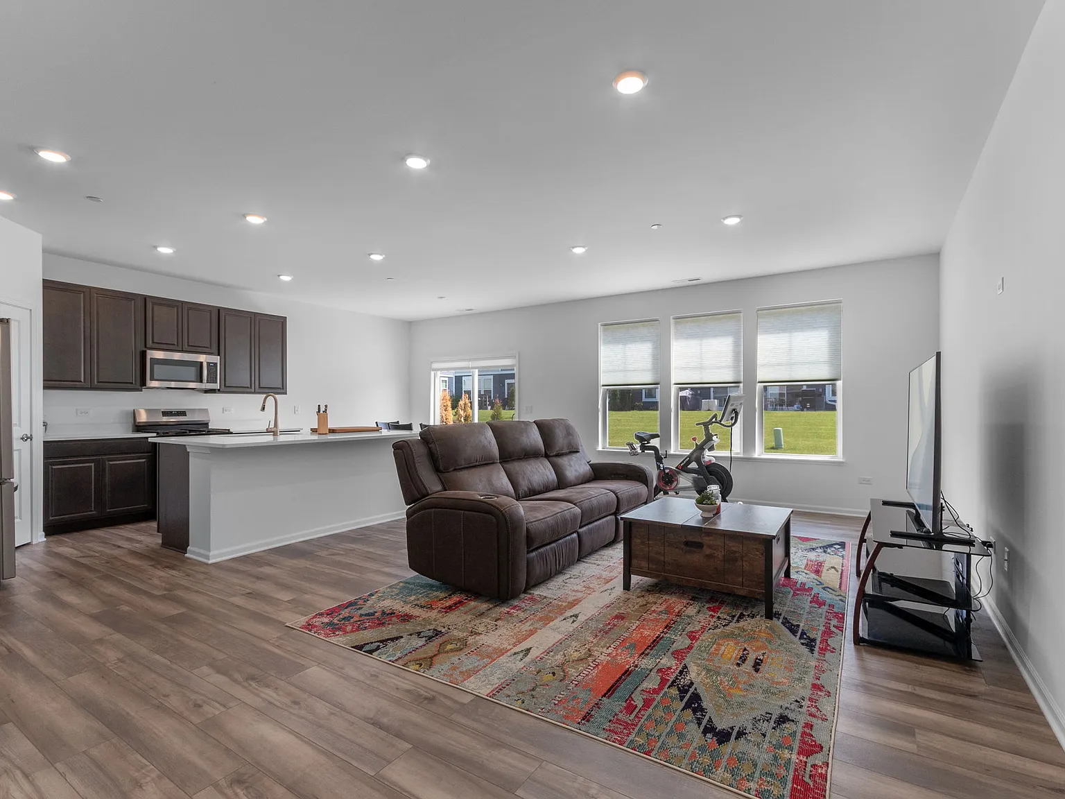 3 bed, 2.5 bath, 1840 sqft, $3,200 — Photo 2