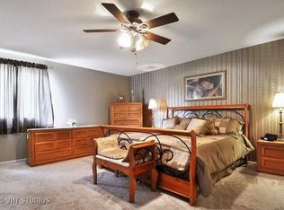 334 Round Hill Ct, Bolingbrook, IL 60440