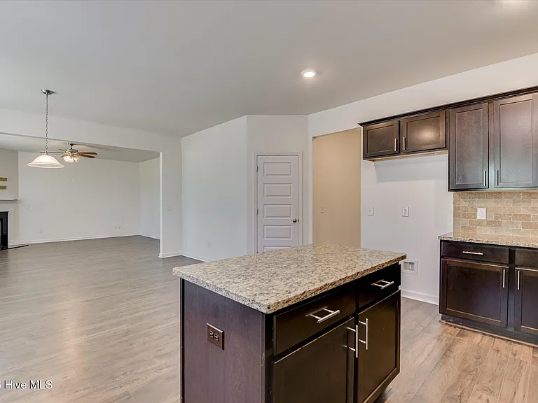 1147 Sims Dr — Photo 17