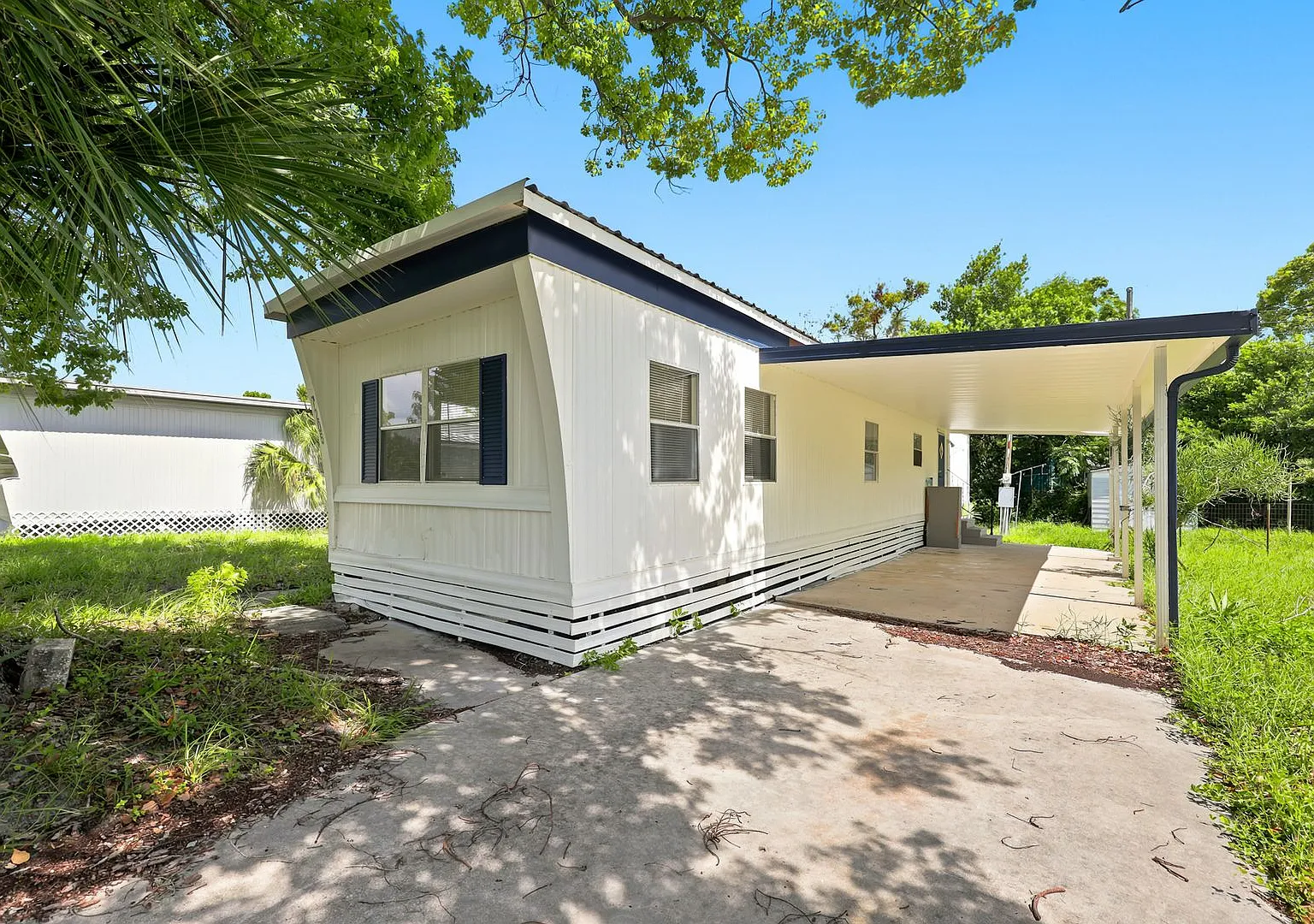 Updated 2 bedroom Home with Modern Finishes Available for Immediate Move-In! — Photo 1