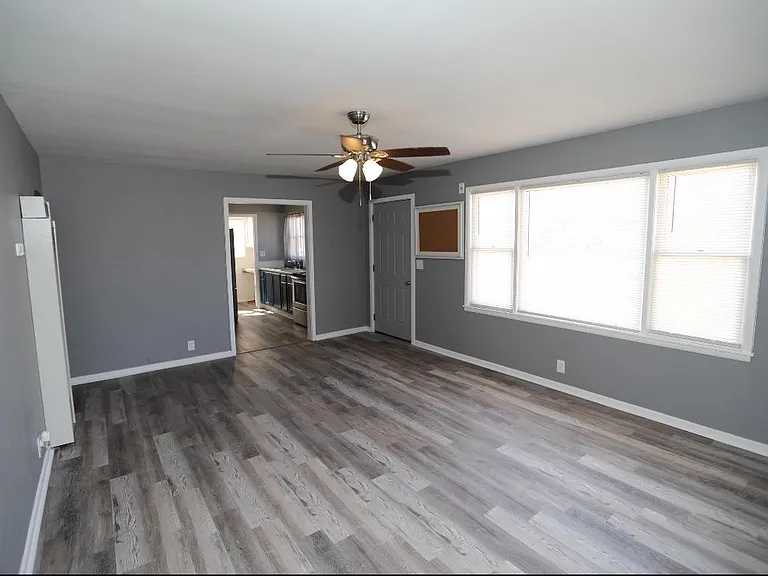 2107 Avenue D — Photo 13