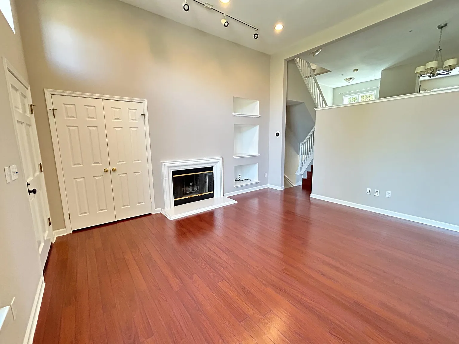 144 Alley Way — Photo 4
