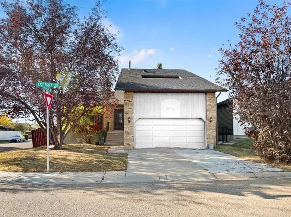 48 E Castleglen Ct NE, Calgary, AB T3J 2B8