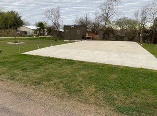 618 S Pine St, Seadrift, TX 77983