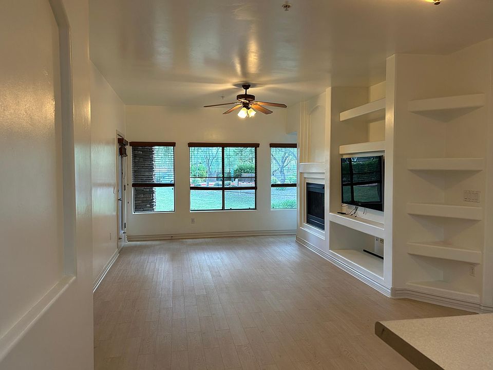 Living space / split-floor plan
