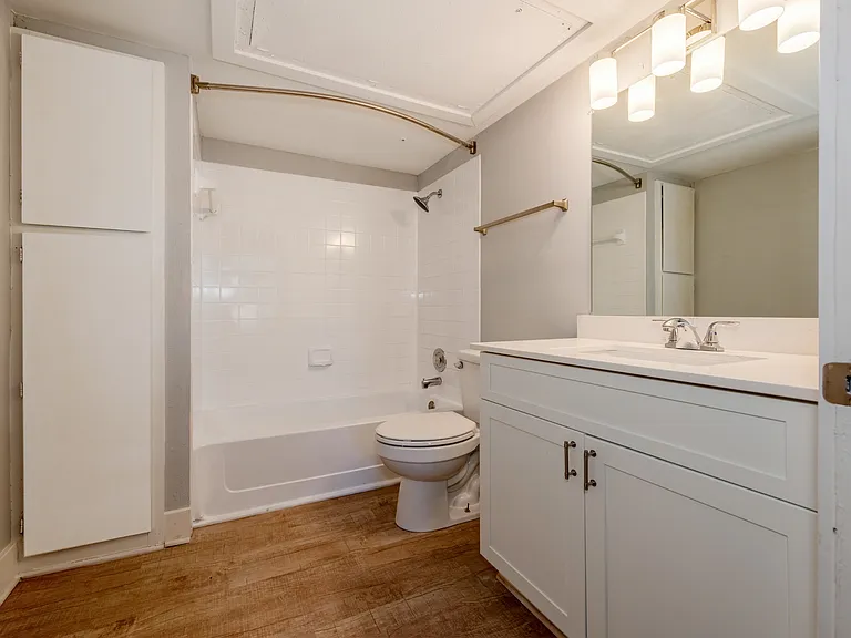 Woodford Apartments — Photo 26