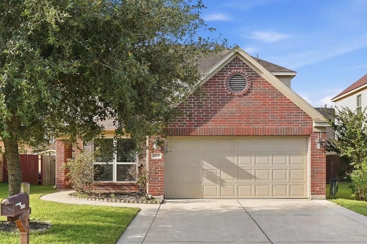 4 bed, 2.5 bath, 2530 sqft, $2,200 — Photo 2