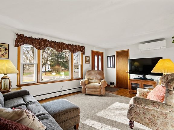 3rd image of 84 Topsfield Cir