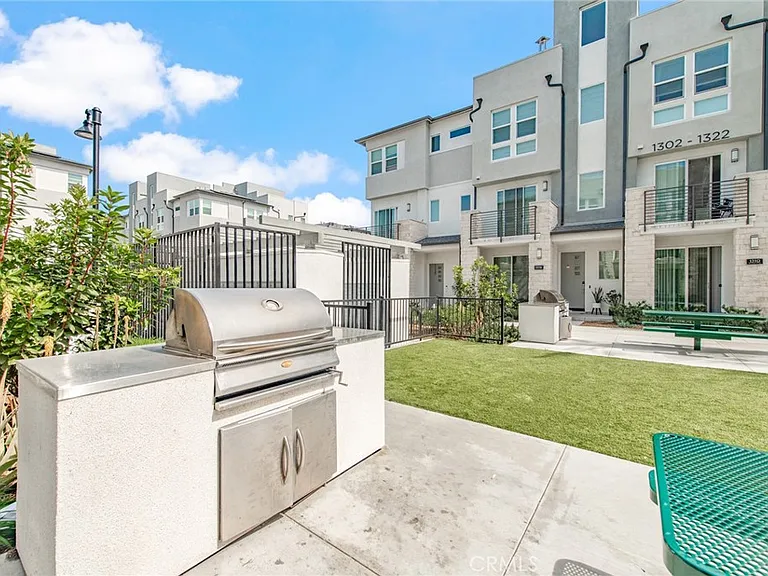 1515 W Bushell St — Photo 30