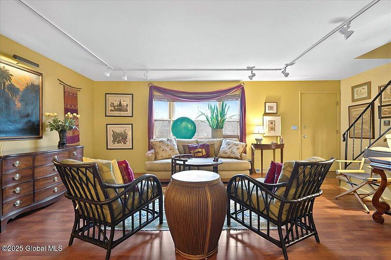 4th image of 200 Williamsburg Court