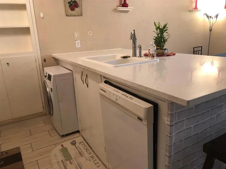 216 W G St — Photo 6
