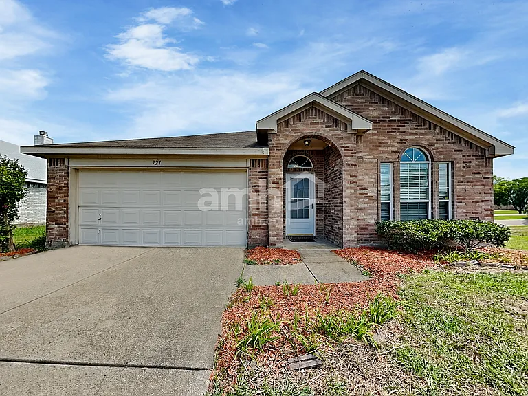 721 Nancy Dr — Photo 1